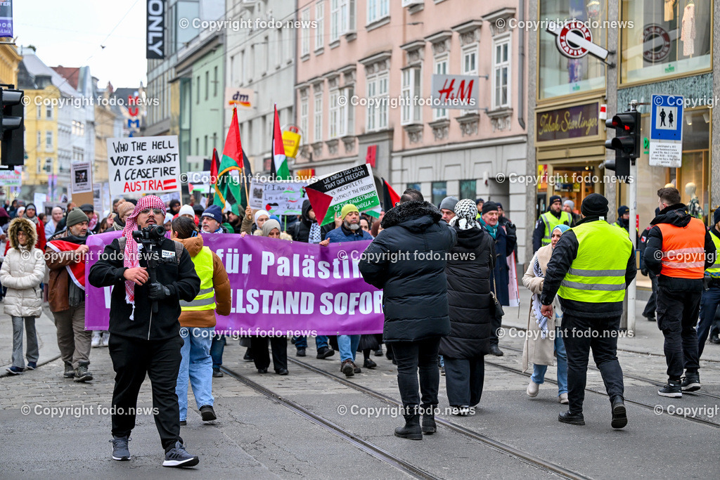 Demonstration Paleastina in Linz_ Pro Gaza_ 14.01.2024-55 | 14.01.2024, Linz, AUT, Demonstration, im Bild Palästina, Palaestina, Gaza, Demoteilnehmer, Teilnehmer, Kundgebung, Plakate, Fahnen, Polizei, Beamte, Polizeifahrzeuge, Einsatzkraefte, Israel, Krieg, Hamas, Geisel, Freiheit, Frieden