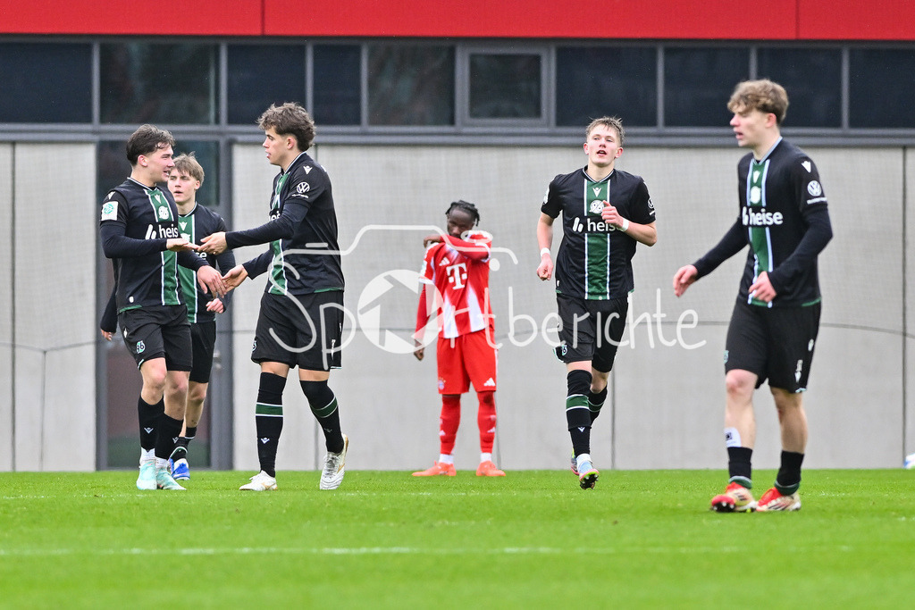 FC Bayern München - Hannover 96 | MUNICH, GERMANY - 15. FEBRUARY: Jubel der Gäste nach dem Anschlusstreffer zum 1-2 durch Kevin AHLBERG (Hannover 96 U19 9) / Tor / Torschuetze / Freude / Happy während dem Spiel zwischen der U19 des FC Bayern München und der U19 von Hannover 96 am 2. Spieltag der Hauptrunde der U19-DFB-Nachwuchsliga am FC Bayern Campus