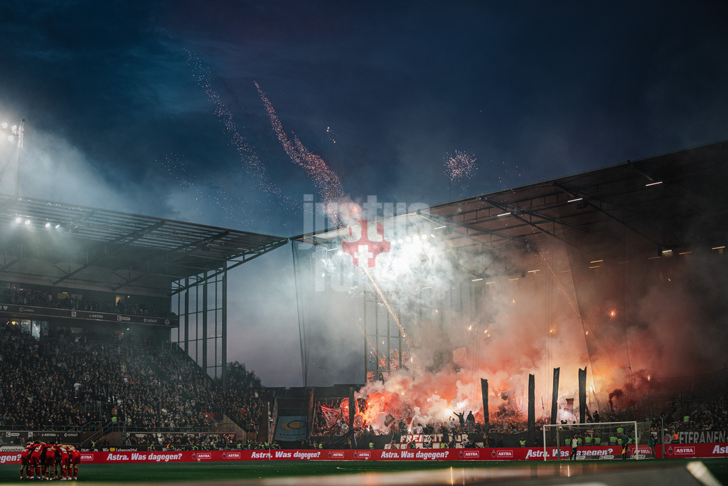 Fußball | Männer | Saison 2025/2026  | Fußball-Bundesliga | 30. Spieltag | FC St. Pauli vs. 1. FC Köln | 17.04.2026 | Feuerwerkskörper Raketen Pyrotechnik im Auswärtsblock der Kölner verzögert den Anpfiff