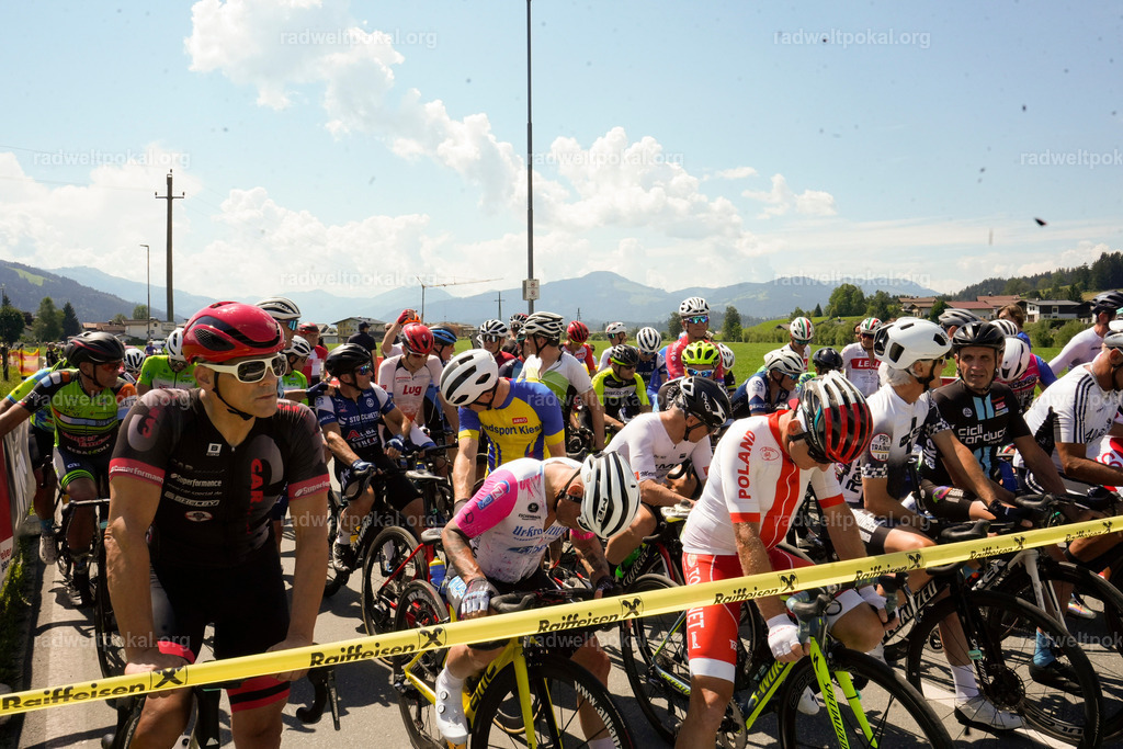 303_20230817_Bewerb_Maenner_Muehlanger | AUT - OESTERREICH, 2023-08-16: SPORT RENNRAD-FAHREN - 55. INTERNATIONALER RADWELTPOKAL IN ST. JOHANN IN TIROL  - Vintage-Radrennen mit WM-Bronze-Medaillen-Siegerin Christina Schweinberger, den Teilnehmer und Alexander Baumann (vom Orginastions-Team) - TAG 2 BEWERB MAENNER IN SECHS GRUPPEN  ; Foto: Roland Muehlanger