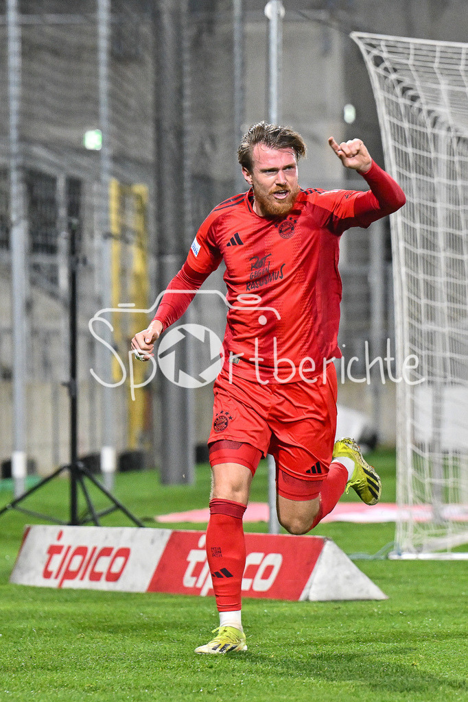 FC Bayern Amateure - SpVgg Greuther Fürth II | Jubel nach dem Treffer zum 1-0 durch Steve BREITKREUZ (FC Bayern München II #5) / Tor / Freude / Torschuetze / Regionalliga Bayern: FC Bayern Muenchen II - SpVgg Greuther Fuerth II, Gruenwalder Stadion am am 29.10.2024