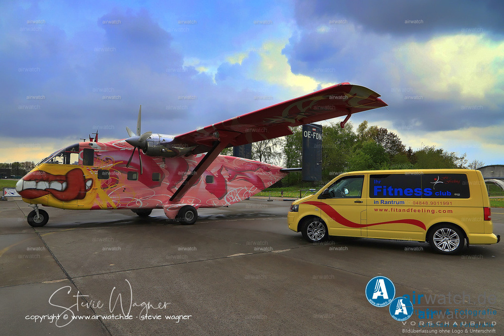 Flying Shoebox - Short S.C.7 Skyvan auf dem Flugplatz Husum-Schwesing | Die Short SC.7 Skyvan, auch als "Flying Shoebox" bekannt, ist ein britisches 19-sitziges Twin-Turboprop-Flugzeug, das erstmals am 17. Januar 1963 geflogen wurde. Es wurde von Short Brothers aus Belfast, Nordirland, hergestellt und verfügt über ein robustes Design mit kurzen Start- und Landefähigkeiten (STOL). Ursprünglich auf Anfrage von F.G. Miles Ltd. für eine Variante des Hurel-Dubois Miles HDM.106 Caravan-Designs wurde der Skyvan von 1960 bis 1986 mit etwas mehr als 150 hergestellten Flugzeugen hergestellt. Die verbleibenden Beispiele werden heute hauptsächlich für Kurzstreckenfracht- und Fallschirmspringen verwendet.