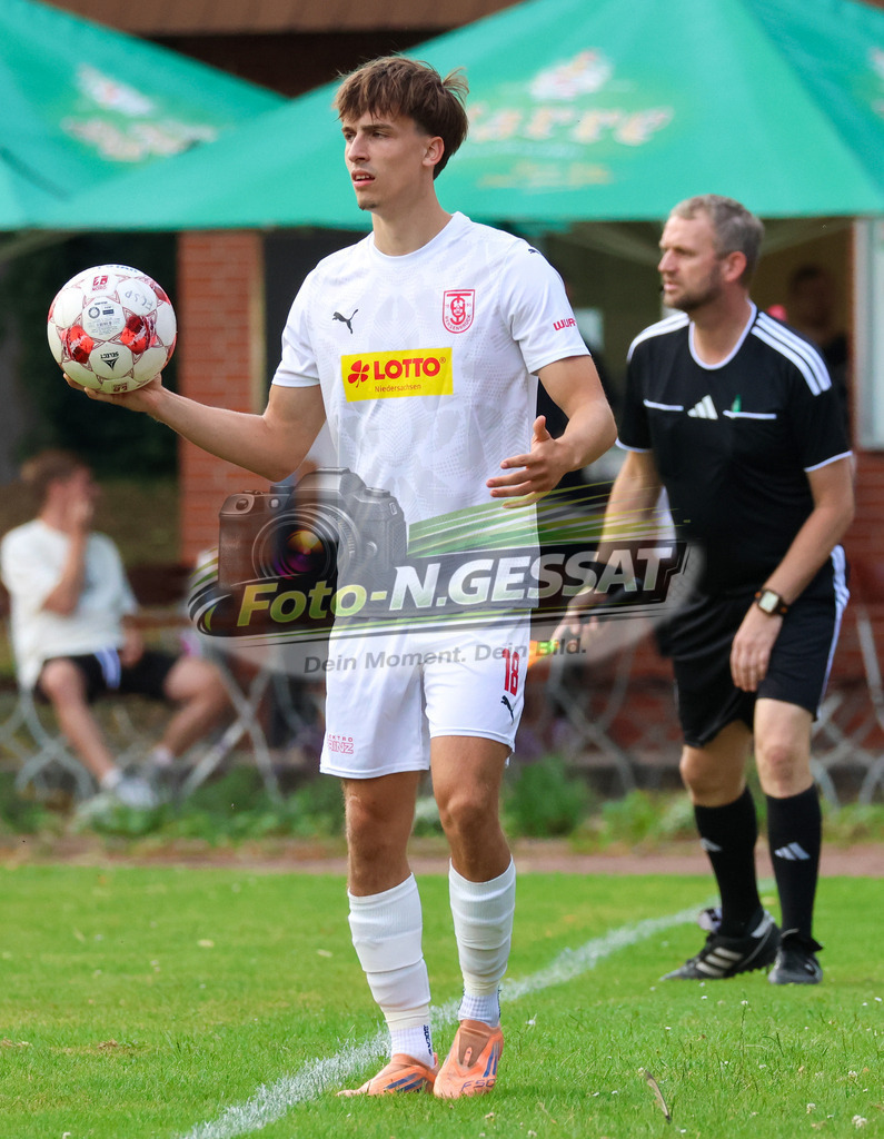 TuS Bersenbrück - HSC Hannover | Auf dem Bild zu sehen: weiß TuS Bersenbrück: Philipp Schmidt ; Schiedsrichter Assistent: Michael JoyceTuS Bersenbrück, HSC Hannover, Saison 25/26, Testspiel, Bünde, Deutschland - Realisiert mit Pictrs.com