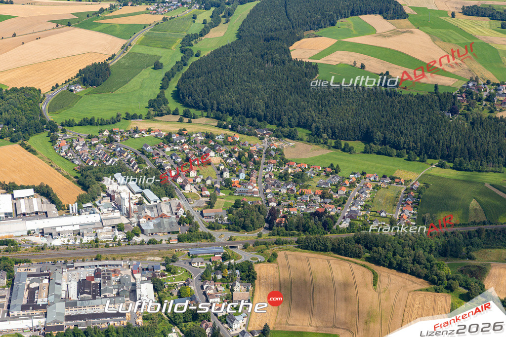 Die Luftaufnahme Holenbrunn - Wunsiedel wurde 2021 mittels Flugzeug (keine Drohne) erstellt. Hohe Auflösung -für große Poster und Wandbilder geeignet!