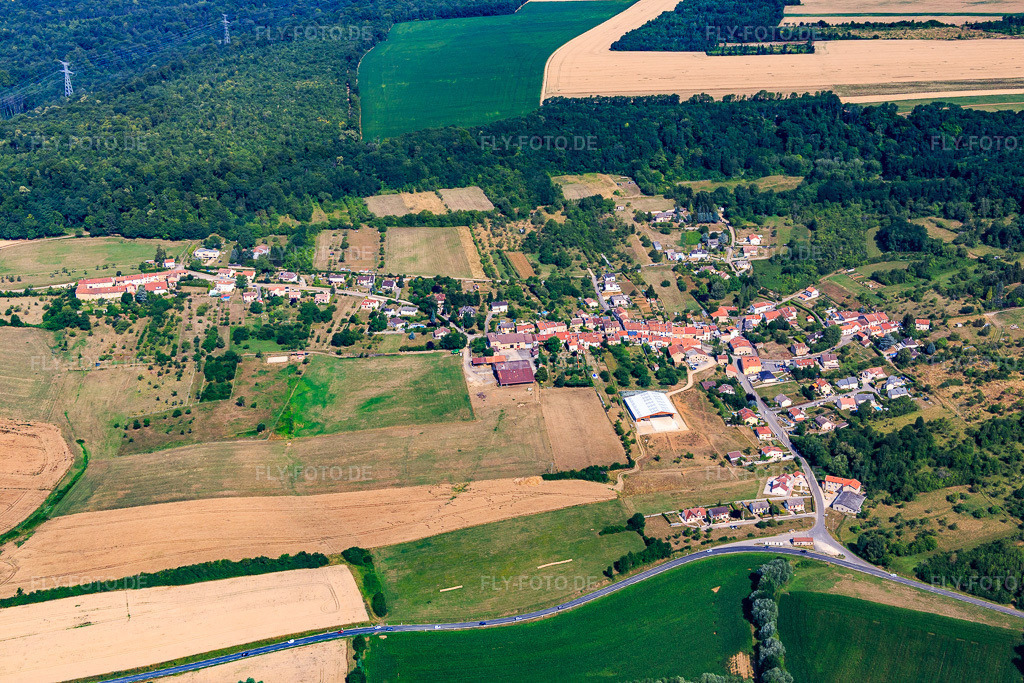 Luftbild: Ortsansicht von Südosten in Bouxières-aux-Chênes im Bundesland Meurthe-et-Moselle in Frankreich. – Foto: IMG_083210.jpg vom 11.07.2015 durch Werner Riehm/FLY-FOTO.de – Auflösung des Originals: 5472 x 3648 px