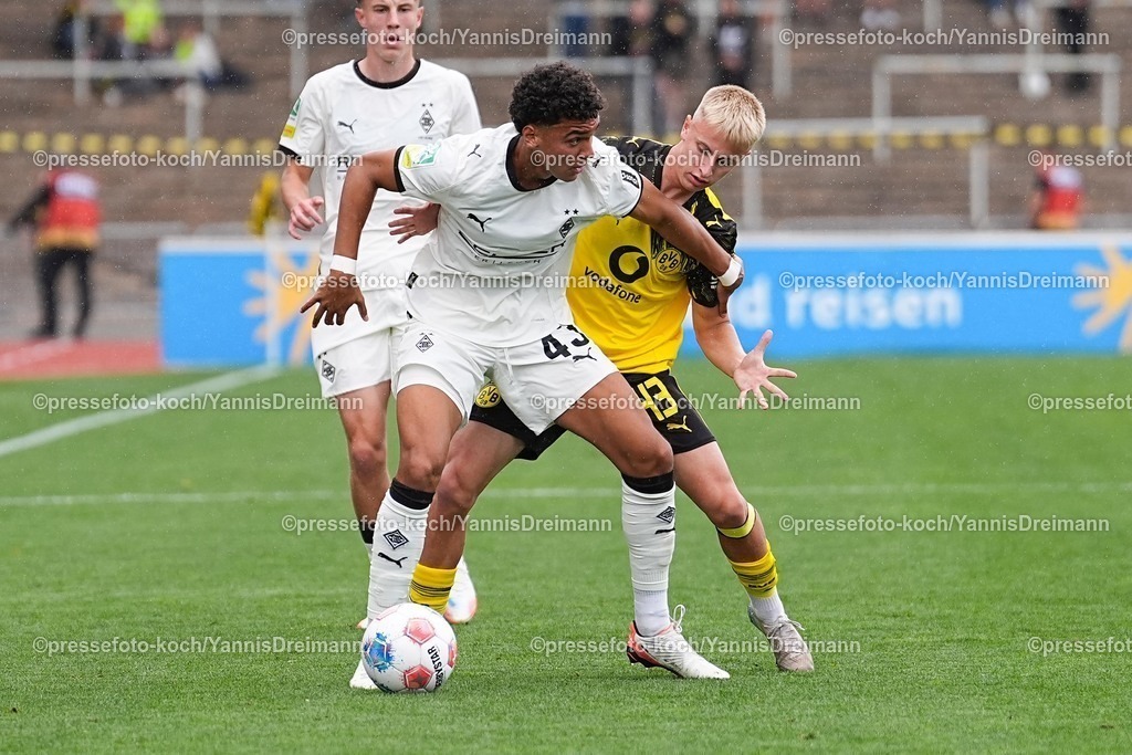 xydrx30082502022 | 30.08.2025, xydrx, Fußball, Regionalliga West, Borussia Dortmund II - Borussia Mönchengladbach II , Saison 2025 2026, Stadion Rote Erde: Danylo Krevsun (Borussia Dortmund II #43) im Zweikampf gegen Tyler Meiser (Borussia Mönchengladbach II #43)