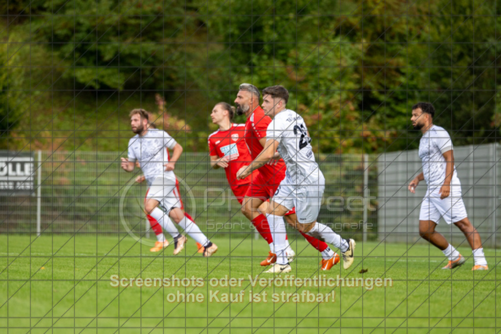 20250831_151156_0278 | #,TSG Salach (weiß) vs. SV Ebersbach (rot), Fußball, Bezirksliga - Bezirk Neckar/Fils, 02. Spieltag, Saison 2025/2026, Rasensportplatz, Staufenecker Straße, 73084 Salach, 31.08.2025 - 15:00 Uhr,Foto: PhotoPeet-Sportfotografie/Peter Harich