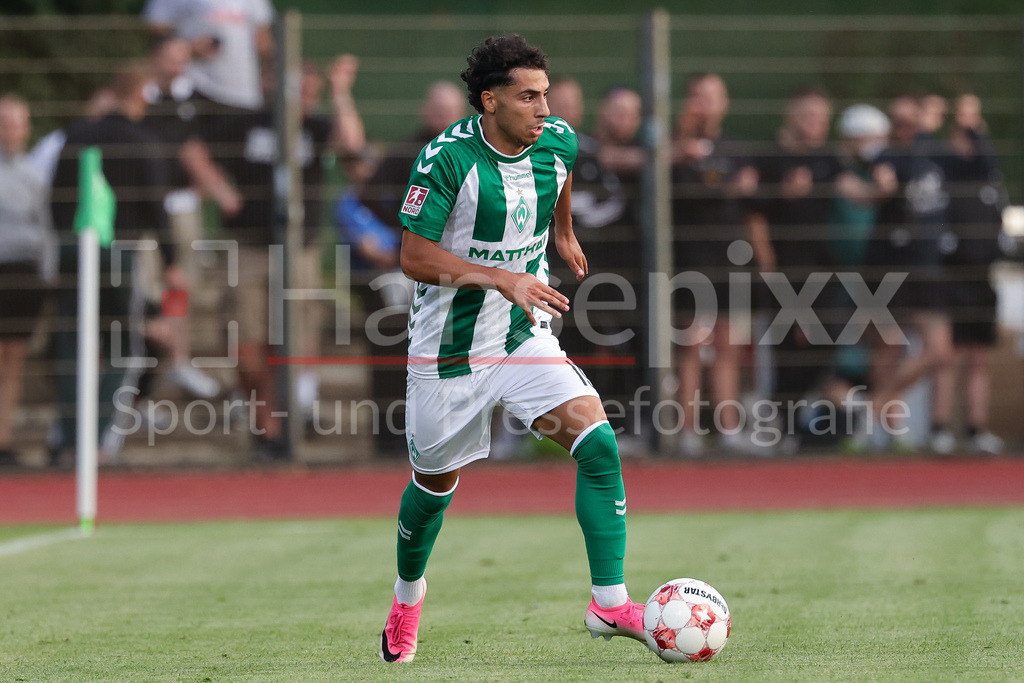 Fussball, Regionalliga Nord, SV Werder Bremen II - VfB Oldenburg | Boran-Firat Coskun (SV Werder Bremen II, 19) am Ball, Freisteller, Einzelbild, Ganzkörper, Aktion, Action, Spielszene