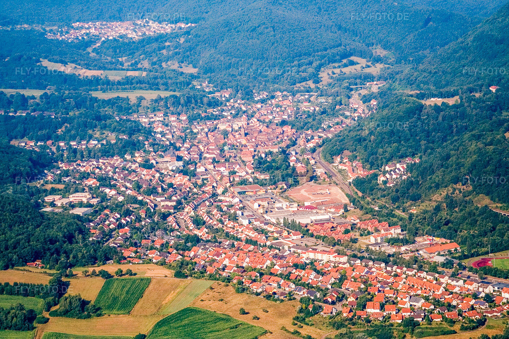 Luftbild: Ortsansicht von Osten in Annweiler am Trifels im Bundesland Rheinland-Pfalz in Deutschland. Foto: IMG_12038_1.jpg vom 31.07.2008 durch Werner Riehm/FLY-FOTO.de
