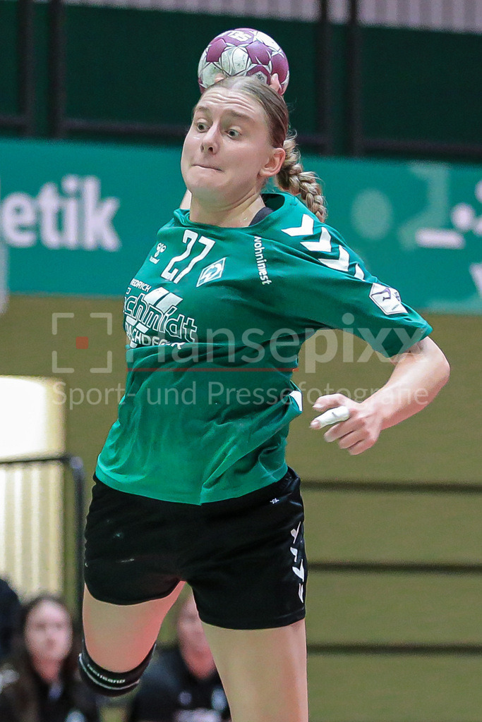 Handball, Testspiel Frauen, SV Werder Bremen - VfL Oldenburg | v.li.: Meike Becker (SV Werder Bremen, 27) beim Wurf, am Ball, Spielszene, Aktion, Action
