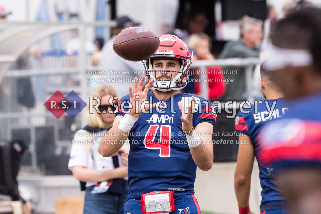 American Football, Saison 2022, European League of Football (ELF), Hamburg Sea Devils - Panthers Wroclaw, Stadion Hoheluft (Hamburg), 28.08.2022, 13. Gameweek | Moritz M. Maack (#4, Sea Devils, Quarterback) hält sich an der Seitenline mit lockeren Würfen warm.