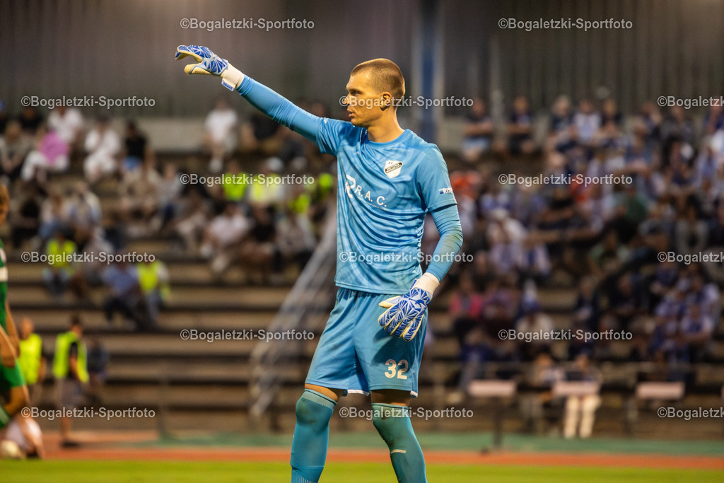 Torwart Mykyta Kriukov | 20.08.2025, Fußball, SC Victoria Mennrath - MSV Duisburg, Niederrheinpokal, Saison 2025/26: Torwart Mykyta Kriukov (SC Victoria Mennrath #32) gibt Anweisungen an seine Mitspieler - Realisiert mit Pictrs.com