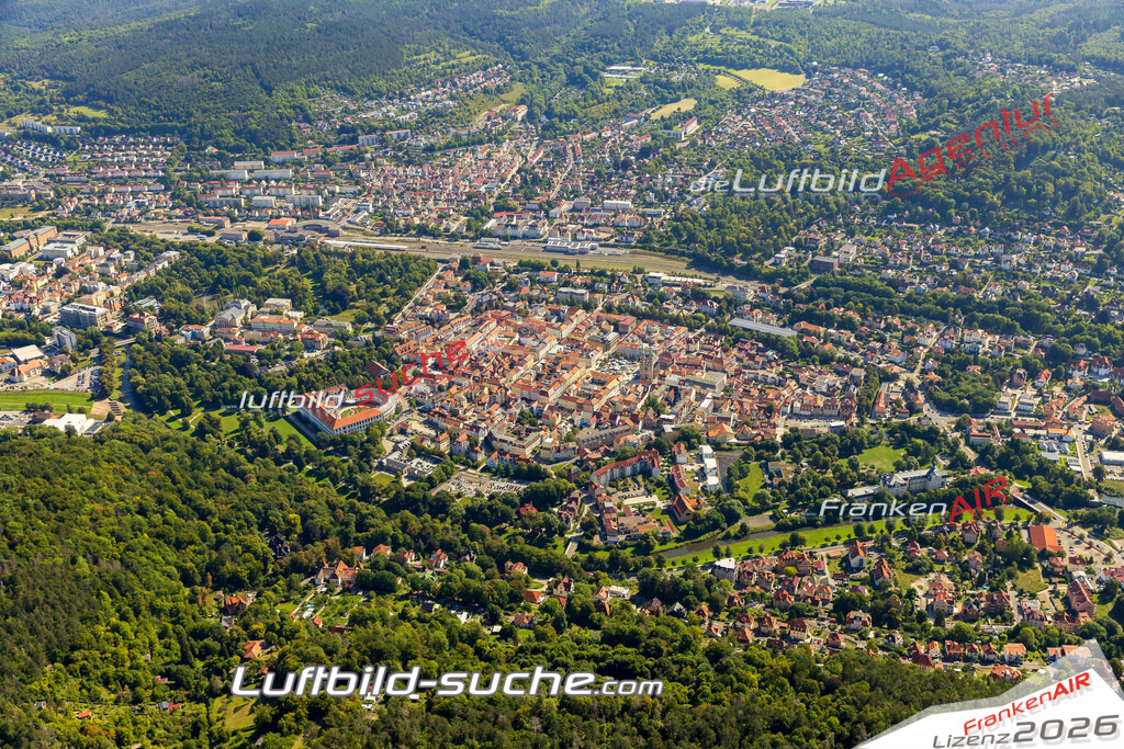 Luftbild Meiningen - Die Luftaufnahme wurde 2025 vom UL-Flugzeug heraus erstellt ( keine Drohne ) - Hochauflösende Luftaufnahme - für professionelle Ausdrucke geeignet. Die Geschenkidee !Hier alle&nbsp;Infos zur Lizenzierung der LuftaufnahmeWir fliegen auch dieses Jahr wieder in Ihre Region um Luftbilder zu erstellen.- Luftbild anfragen