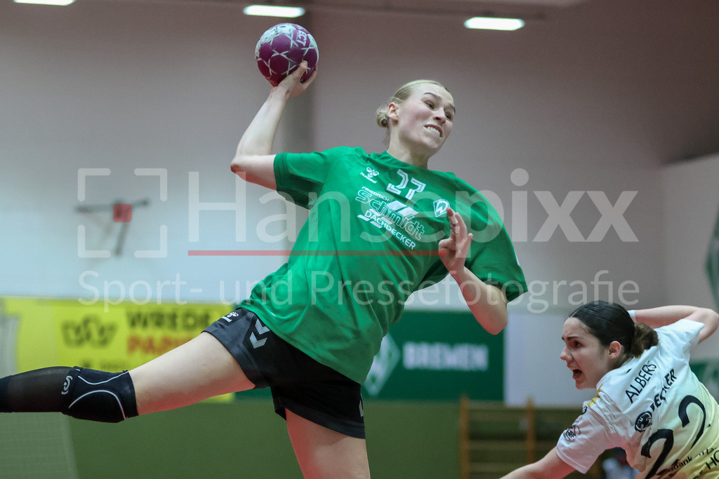 Handball, 2. Bundesliga Frauen, SV Werder Bremen - Bergischer HC | v.li.: Emma Ruwe (SV Werder Bremen, 27) beim Wurf, am Ball, Spielszene, Aktion, Action