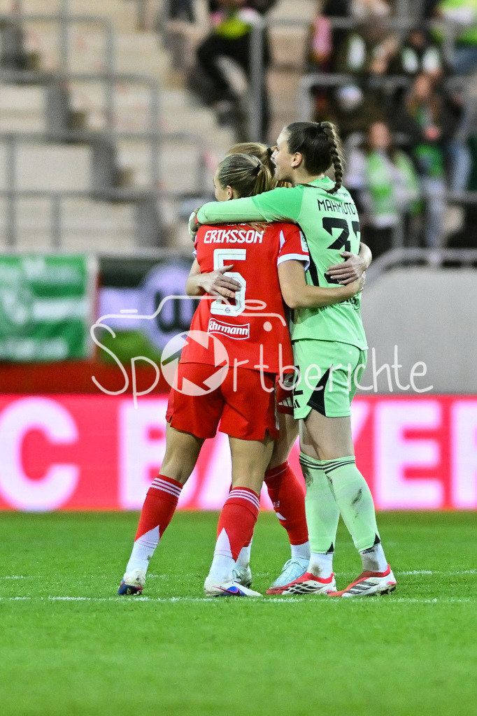 FC Bayern München - VfL Wolfsburg | MUNICH, GERMANY - 22. FEBRUARY: die Spielerinnen der Bayern feuen sich über den Sieg gegen Wolfsburg / Happy / Freude während dem Spiel zwischen den Frauen des FC Bayern München und den Frauen des VfL Wolfsburg am 19. Spieltag der Google Pixel Frauen-Bundesliga am FC Bayern Campus