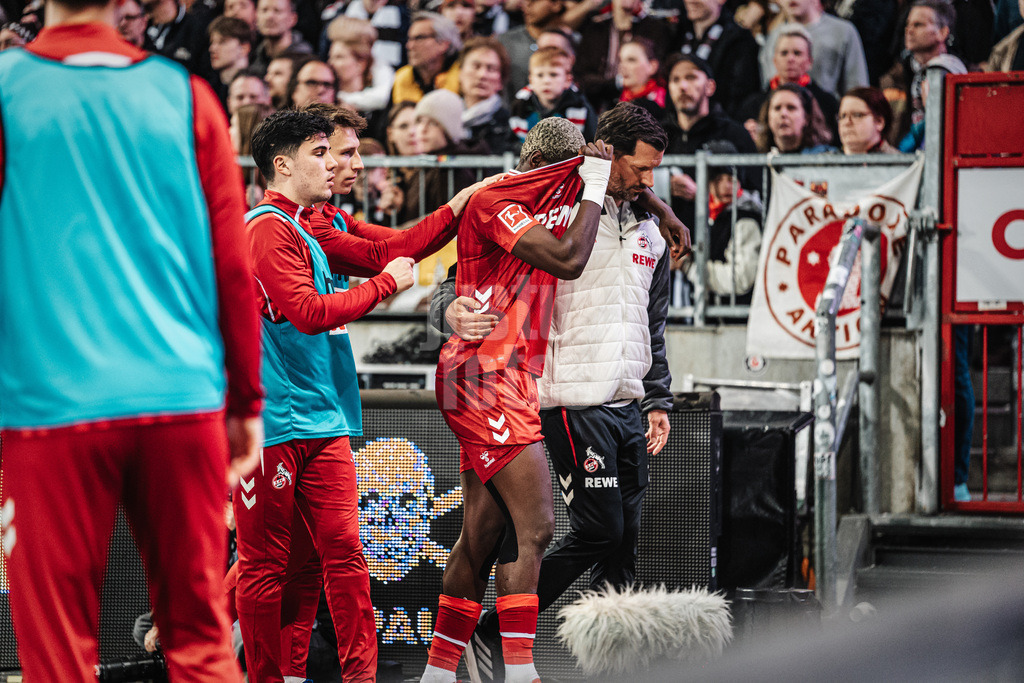 Fußball | Männer | Saison 2025/2026  | Fußball-Bundesliga | 30. Spieltag | FC St. Pauli vs. 1. FC Köln | 17.04.2026 | Ragnar Ache (#9, 1. FC Köln) muss verletzt das Spiel verlassen