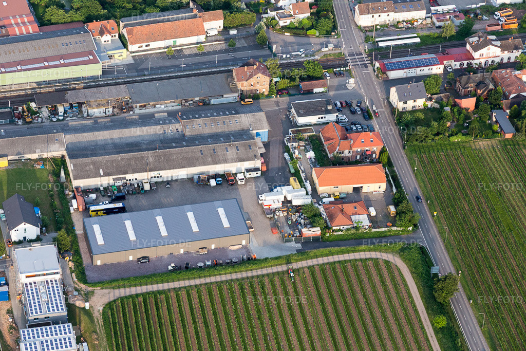Luftbild: Gewerbegebiet Am Bahnhof in Kirrweiler im Bundesland Rheinland-Pfalz in Deutschland. Foto: IMG_107446.jpg vom 25.05.2018 durch Werner Riehm/FLY-FOTO.de