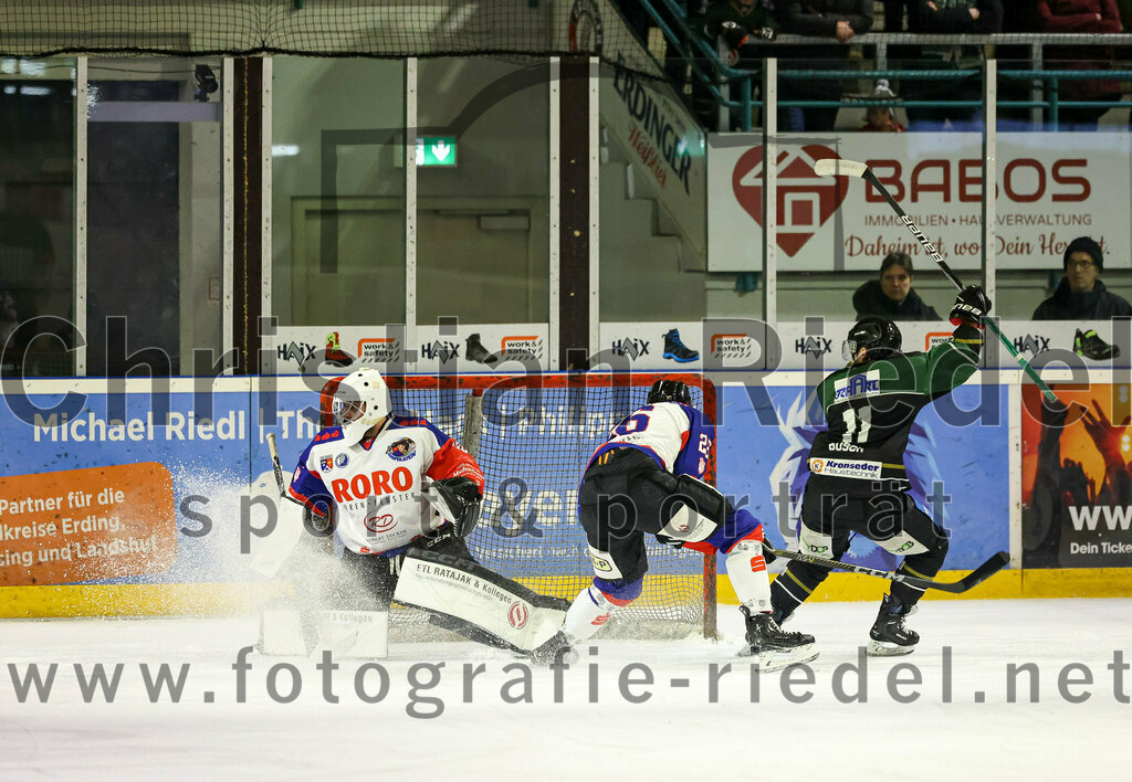 2023-01-22_055_Eishockey_TSV_Erding_gegen_ESC_Dorfen | Erding, Deutschland, 22.01.2023:
Eishockey, Bayernliga 2022 / 2023, 29. Spieltag, TSV Erding gegen ESC Dorfen, Endergebnis: 6:2

Torwart Maximilian Englbrecht (ESC Dorfen, #45), Florian Fischer (ESC Dorfen, #26), Sebastian Busch (Erding Gladiators, #11)

Foto: Christian Riedel / fotografie-riedel.net