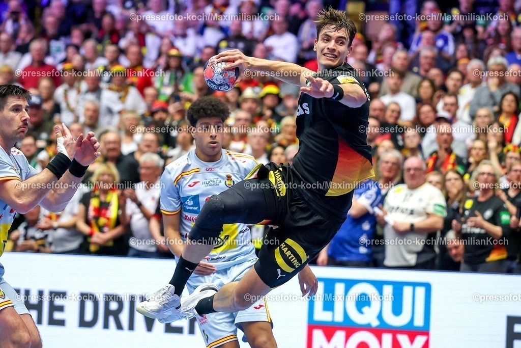 EHF19012602222 | 19.01.2026, Handball, Men's EHF EURO 2026, Deutschland - Spanien, Jyske Bank Boxen in Herning, Dänemark, Preliminary Round:  Julian Köster (Germany #18) behauptet sich gegen  Marcos Fis Ballester (Espania #22) und wirft den Ball auf das Tor