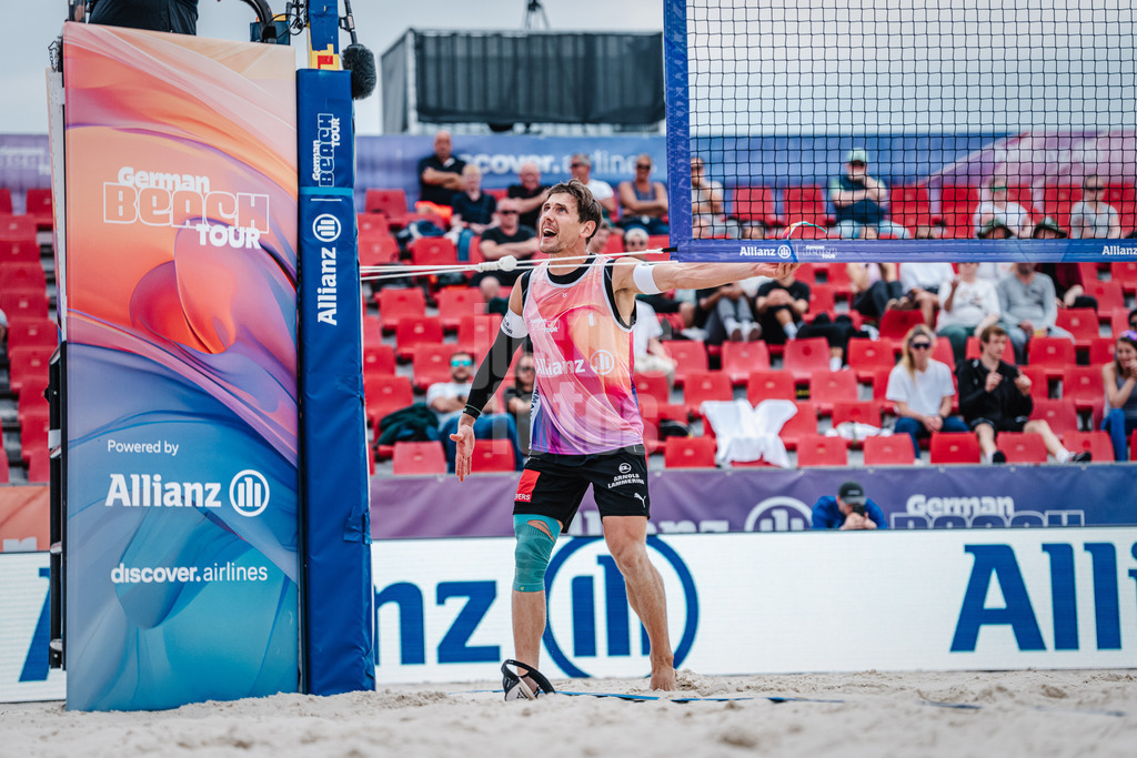 Beachvolleyball | Männer | German Beach Tour 2024 | Tourstop Bremen | 07.06.2024 | Bennet Poniewaz ärgert sich und geht zum Schiedsrichter