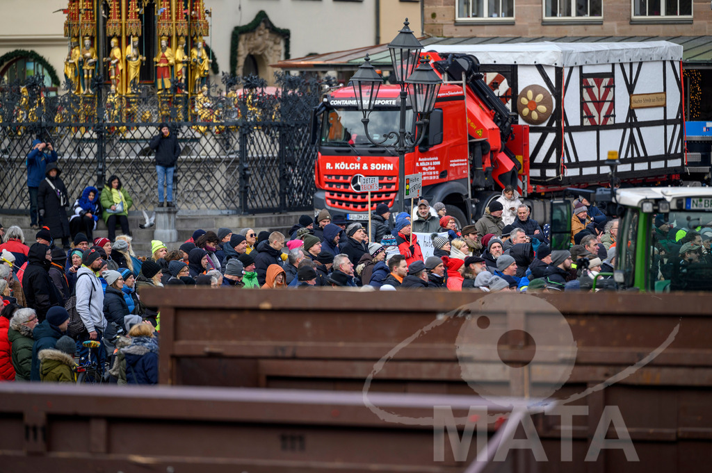 _DWA4591 | Bauerndemo gegen Agrarpolitik der Bundesregierung  auf dem Straße Obstmarkt und Hauptmarkt . Nürnberg, 08.01.2024 - Realisiert mit Pictrs.com