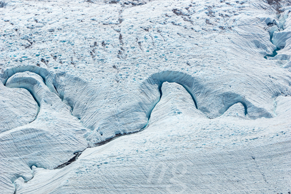 glacial creek with melt water at Gornergletscher | Die ideale Geschenkidee für Naturliebhaber. Naturbilder von Marcel Gross Photography für ihr Zuhause in den verschiedensten Formaten und Materialien. - Realisiert mit Pictrs.com