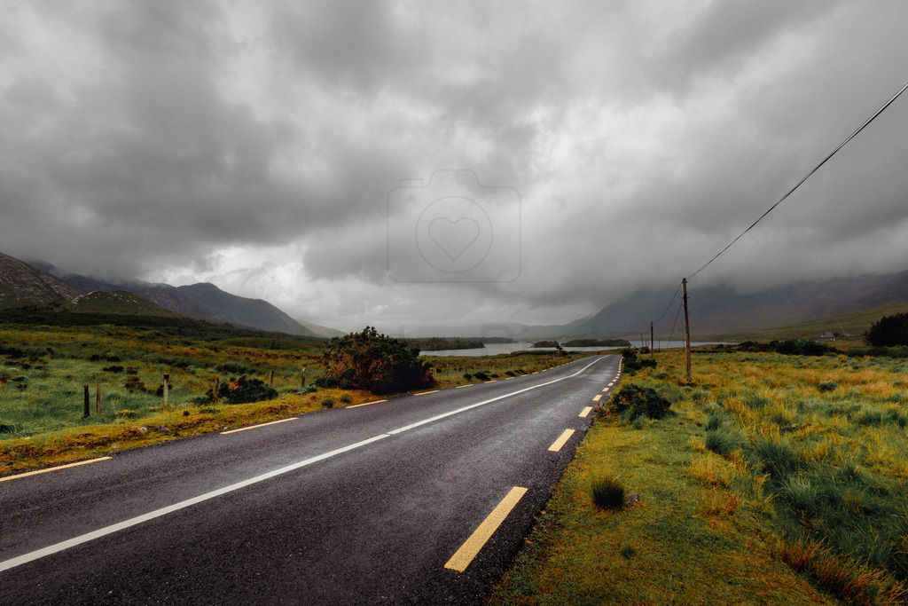 Connemara Road | Impression einer Straße die durch die Connemara führt. - Realisiert mit Pictrs.com