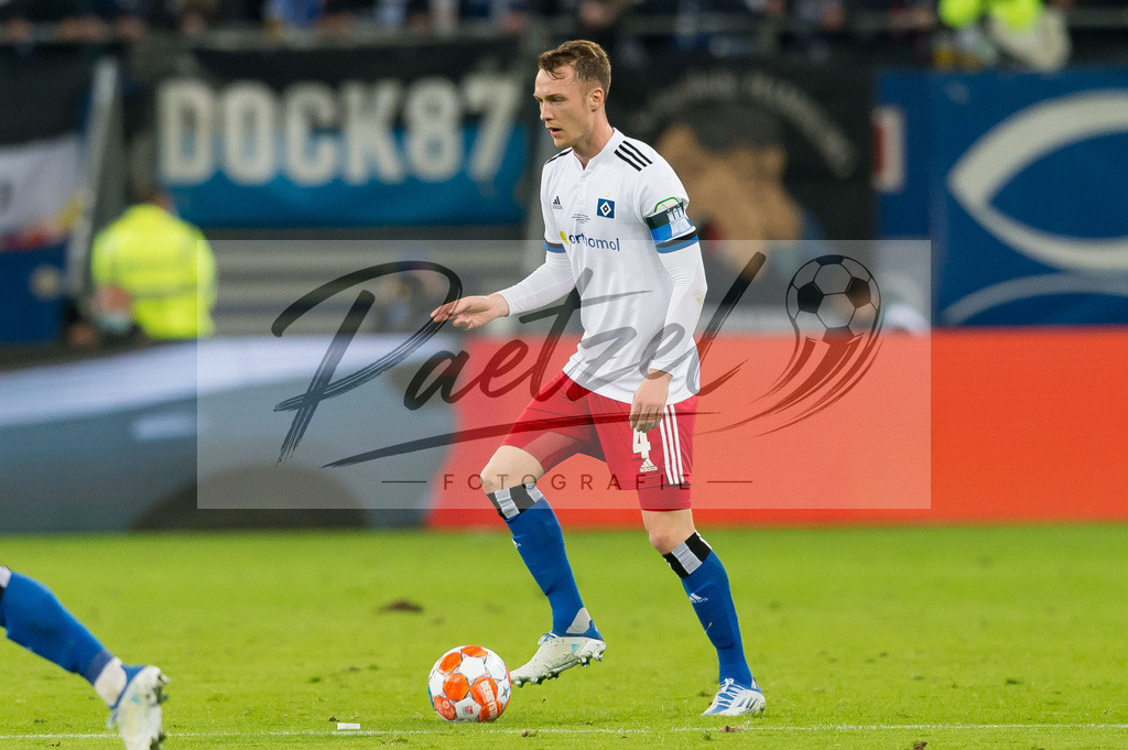 HSVSCF20220419_328 | Fussball, Herren: Sebastian Schonlau (Hamburger SV) in Aktion, am Ball, Einzelaktion beim DFB-Pokal-Halbfinalspiel zwischen Hamburger SV und SC Freiburg im Volksparkstadion am 19.04.2022 in Hamburg, Deutschland.DFB / DFL REGULATIONS PROHIBIT ANY USE OF PHOTOGRAPHS AS IMAGE SEQUENCES AND/OR QUASI-VIDEO. - Realisiert mit Pictrs.com