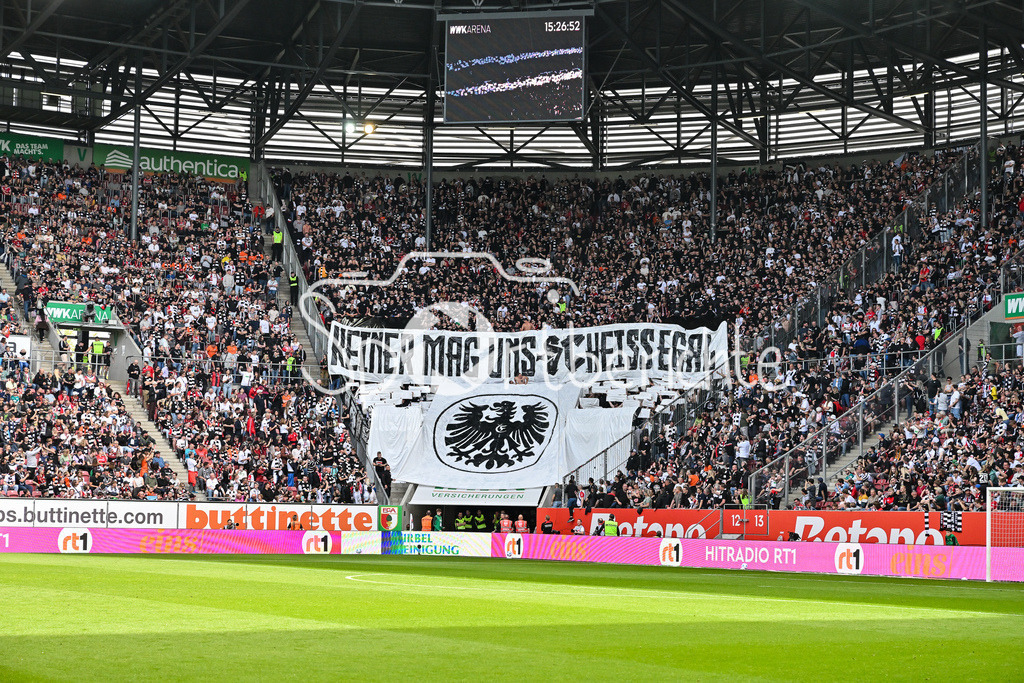 FC Augsburg - SG Eintracht Frankfurt | Die Fans der Eintracht haben zu Beginn der Partie eine Choreo vorbereitet / Utlras / Bundesliga: FC Augsburg - Eintracht Frankfurt, WWK Arena am 20.04.2025