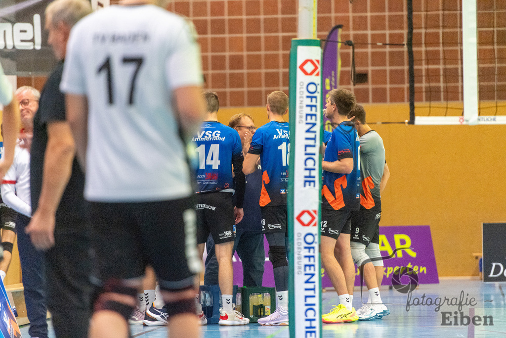 VSG Ammerland-TV Baden | Volleyball-Regionalliga; VSG Ammerland (blau)-TV Baden (weiß) am 19.10.2024; in Bad Zwischenahn (Sporthalle Schullerstraße), Photo: Philip Eiben 2024 - Realisiert mit Pictrs.com