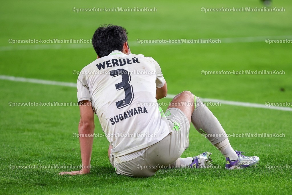 BVB13012601053 | 13.01.2026, Fußball, Borussia Dortmund - SV Werder Bremen,, 1. Fußball Bundesliga, 17. Spieltag, Signal Iduna Park, Saison 2025 2026: Yukinari Sugawara (SV Werder Bremen #03) enttäuscht Enttäuschung auf dem Spielfeld   DFB regulations prohibit any use of photographs as image sequences and or quasi-video.