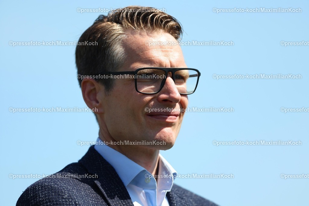 HanMX01052588028 | 01.05.2025, Fußball, Hannover 96 Renntag, Die Fußballprofis von Hannover96 zu Gast auf der Pferderennbahn Neue Bult. Im Bild Henning Bindzus (Geschäftsführer Hannover 96, Geschäftsführung)