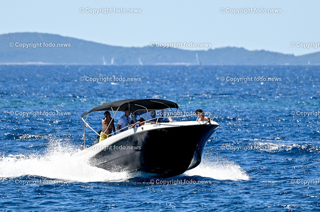 Kroatien_ Brac_ Insel in Dalmatien_ Milna_ 18.07.2025-56 | 18.07.2025, Kroatien, HRV, Brac, Insel in Dalmatien, Milna im Bild Themenbild, Boot, Motorboot, Yacht, Jacht, Tourismus, Touristen, Durchfahrt Splitska Vrata zwischen den Inseln Solta und Brac, Meer, Adria, Feature, Symbolbild