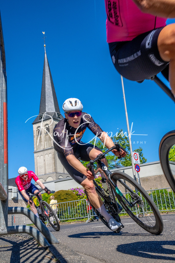 Spurt in den Mai 2026 - Großer Preis der Sparkasse Neuss | Annual one-day road cycling race "Großer Preis der Sparkasse Neuss" held in Büttgen, Germany, organized by VfR Büttgen 1912 e.V. The event features multiple races across all age categories from U11 youth to Elite men. - Realisiert mit Pictrs.com