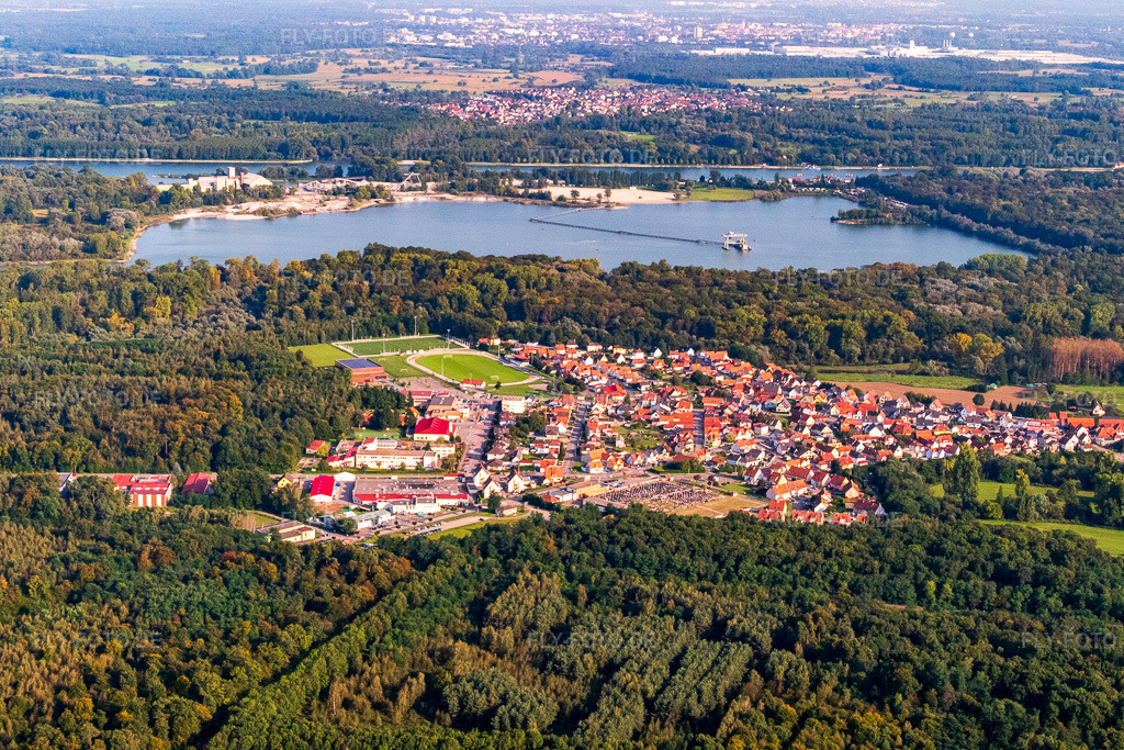 Luftbild: Ortsansicht von Nordwesten diesseits des Baggersees in Seltz im Bundesland Bas-Rhin in Frankreich. – Foto: P1000869.jpg vom 15.09.2014 durch Werner Riehm/FLY-FOTO.de – Auflösung des Originals: 5472 x 3648 px