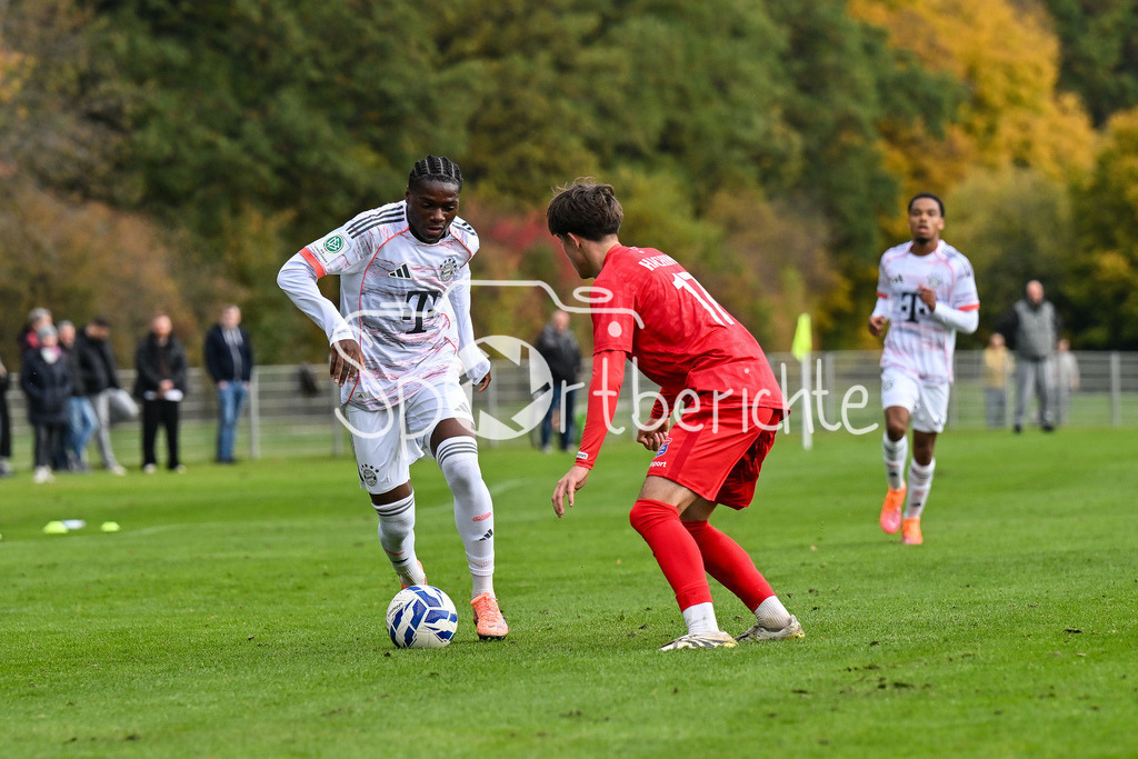SpVgg Unterhaching U19 - FC Bayern München U19 | Im Duell Uzorchukwu Frank EGWUATU (FC Bayern München 7) und Moritz BRONNER (SpVgg Unterhaching U19 17) / Zweikampf / U19 DFB Nachwuchsliga: SpVgg Unterhaching - FC Bayern München; Sportschule Oberhaching am 18.10.2025