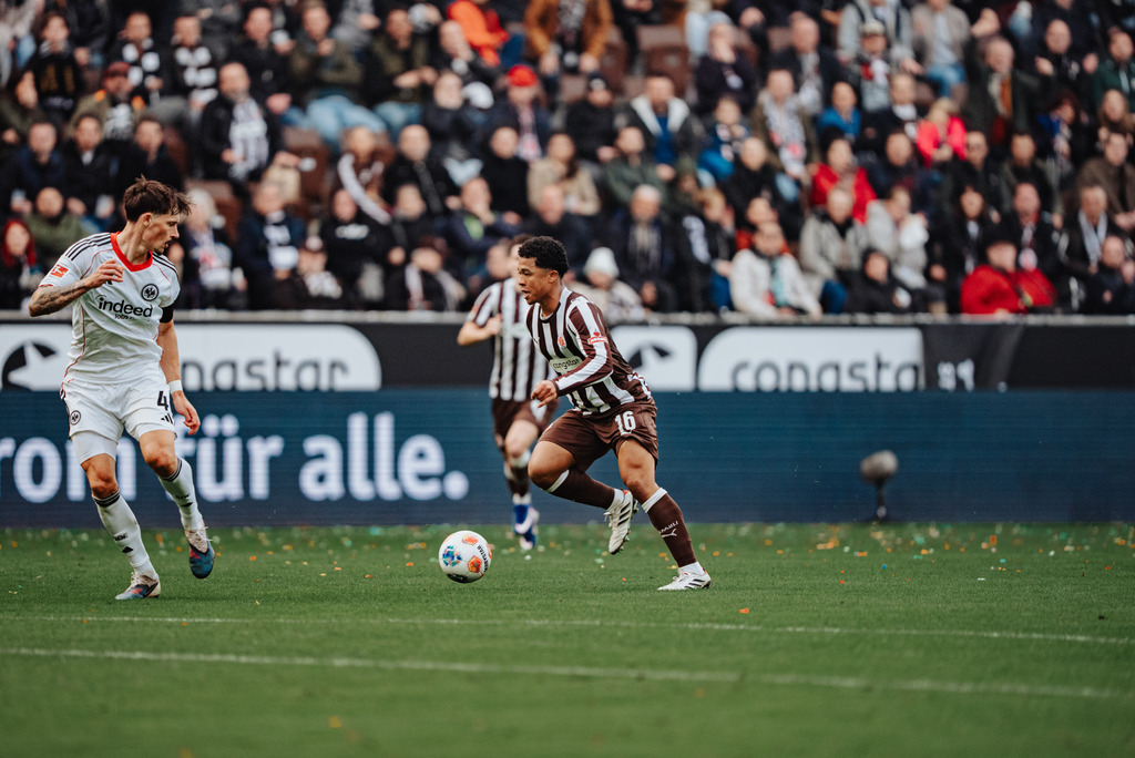 _STP1483 | Der offizielle Shop für FC St. Pauli Fotos. Wähle aus Spielszenen & Fanmomenten dein FCSP Wunschformat. Wir liefern Millerntor-Atmosphäre.