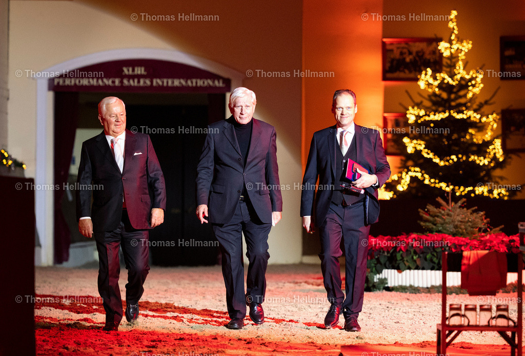 TH_Ullrich Kasselmann_ Paul Schockemöhle_ Hendrik Schulze-Rückamp_2090 | Ullrich Kasselmann, Paul Schockemöhle, Hendrik Schulze-Rückamp beim PSI Auktion 2022 am 10.12.22 in Ankum, Sporthotel Ankum