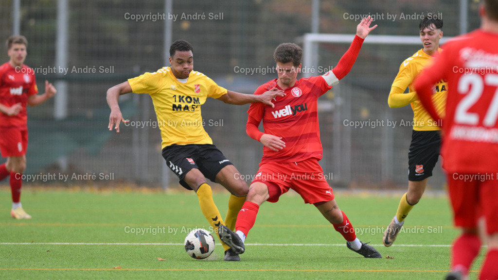 FC Kilia Kiel vs SV Eichede | Florian Foit (Kilia #15) / Keenon Erfurth (Eichede #10) - Fußball-Oberliga Männer 2024/2025 / FC Kilia Kiel vs SV Eichede / Kilia Stadion / Kiel / 26.10.24 - Realisiert mit Pictrs.com