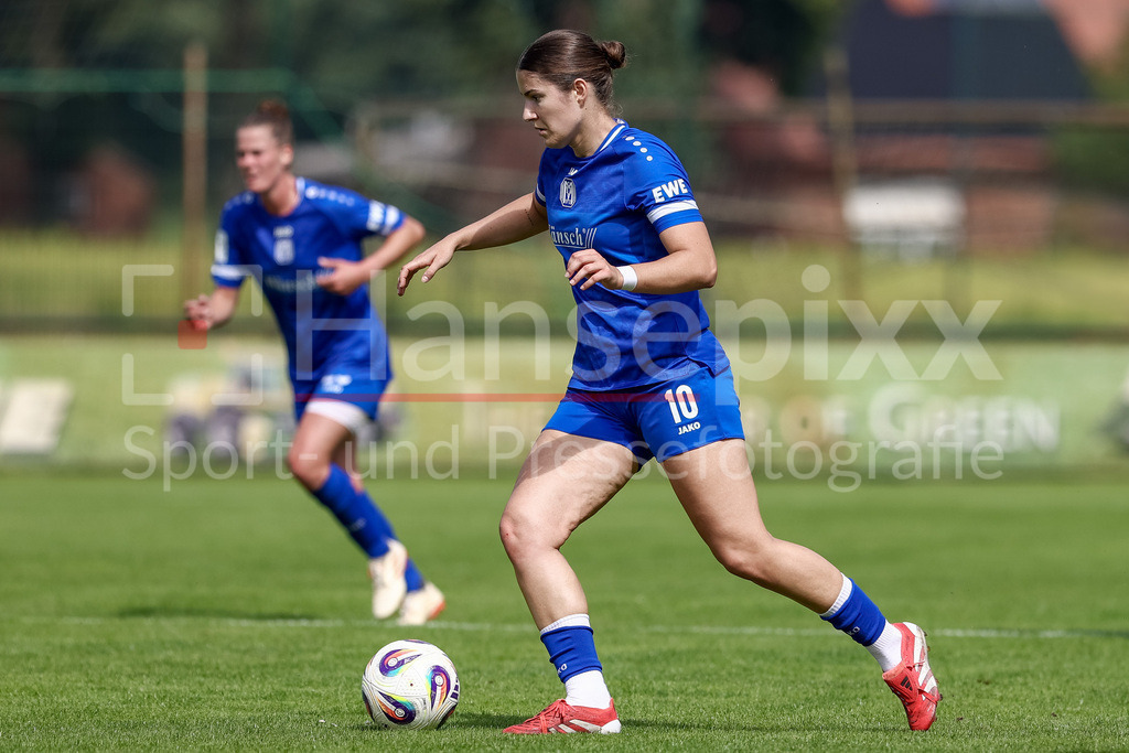 Fussball, Testspiel Frauen, SV Meppen - DSC Arminia Bielefeld | Anouk Blaschka (SV Meppen, 10) am Ball, Einzelbild, Ganzkörper, Aktion, Action, Spielszene