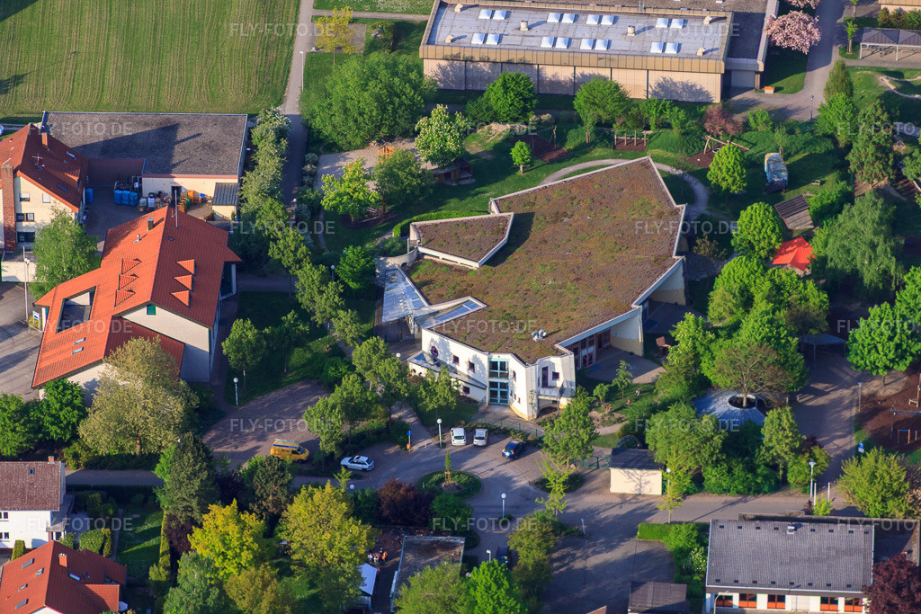 Luftbild: Evang. Kindertagesstätte Villa Regenbogen im Ortsteil Maximiliansau in Wörth im Bundesland Rheinland-Pfalz in Deutschland. Foto: IMG_26834.jpg vom 28.04.2010 durch Werner Riehm/FLY-FOTO.deWWW.KITA-VILLA-REGENBOGEN.DE