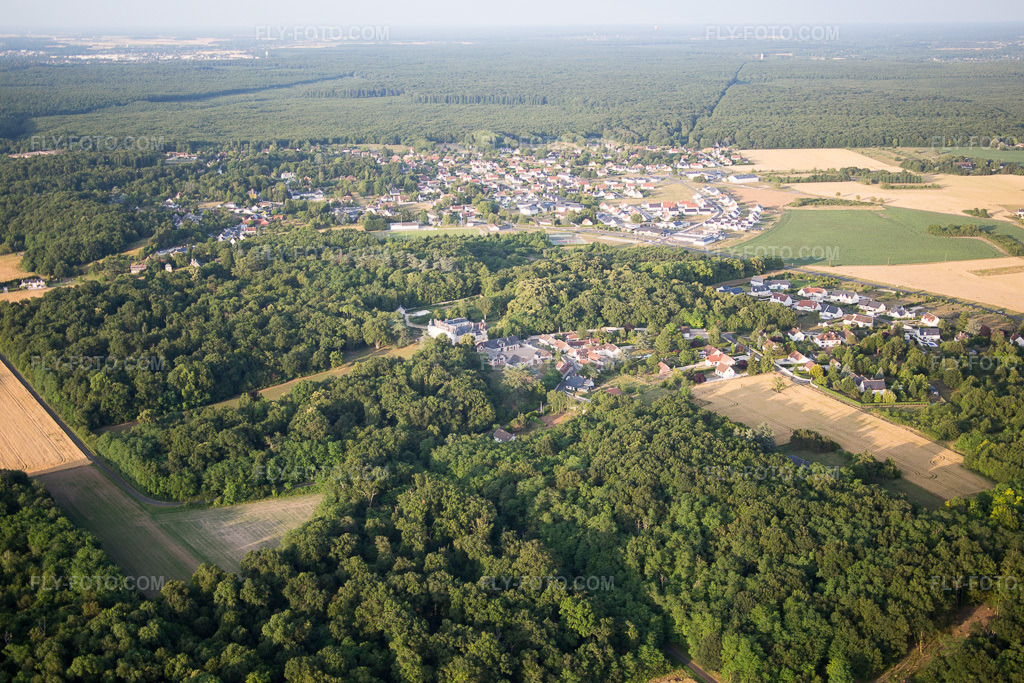 Aerial view: View of the town in Chailles in the state Loir et Cher, France.Photo: IMG_082483.jpg taken on 06/20/2015 by Werner Riehm/FLY-FOTO.comResolution of the original: 5472 x 3648 px