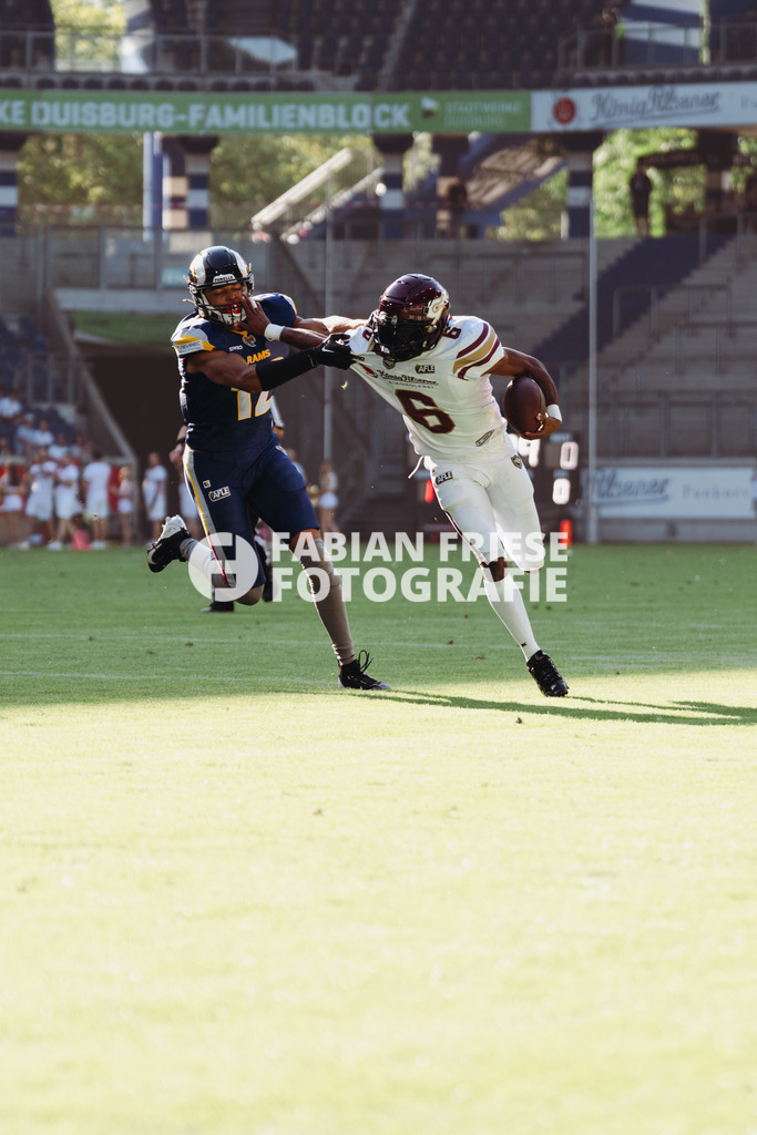 GER Rhein Fire vs. Alpine Rams, American Football, AFLE, Saison 2026, 01.08.2026 | Matheo Diarra (Alpine Rams, #12) versucht Kaylon Geiger (Rhein Fire, #06) zu stoppen,GER Rhein Fire vs. Alpine Rams, American Football, AFLE, Saison 2026, 01.08.2026Foto: Eibner-Pressefoto/Fabian Friese - Realisiert mit Pictrs.com