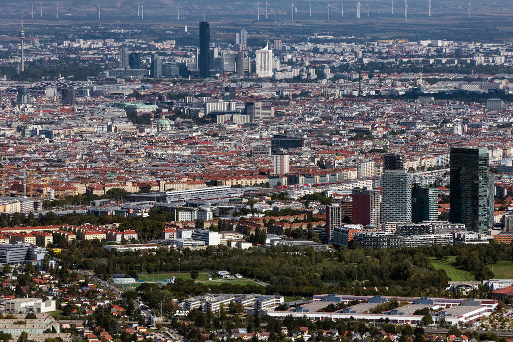 dr__0090912.jpg | WIEN 23.09.2021 Innenstadtbereich im Stadtgebiet Wienerberg City im Hintergrund die Skyline von Donau City in Wien in Österreich. // Cityscape of the district Wienerberg City in background die Skyline von Donau City in Vienna in Austria. Foto: Daniel Reiter