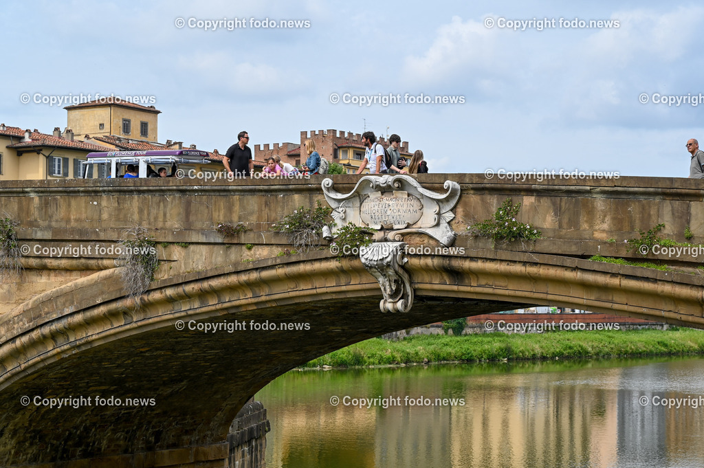 Italien_ Toscana_ Florenz_ 30.05.2024-337 | 30.05.2024, Italien, ITA, Toskana, Florenz im Bild Stadtansichten, Gebäude, Architektur, Touristen, Historisch, Souvenir, Altstadt, Museum, Statuen, Skulpturen, Piazza della Signoria, Statue David, Palazzo Vecchio, Neptunbrunnen, Piazza della Repubblica, Ponte Vecchio, Brücke, Uffizien, Kathedrale Santa Maria del Fiore, Arno, Fluß


Florenz, Firenze, ist eine italienische Großstadt. Nach Einwohnern ist sie die achtgrößte Stadt Italiens. Florenz ist die Hauptstadt sowie größte Stadt der Region Toskana und der Metropolitanstadt Florenz, in der etwa eine Million Menschen leben. Florenz ist für seine Geschichte berühmt. Leonardo da Vinci verbrachte große Teile seiner Jugend in Florenz, Michelangelo fand Unterschlupf in der Kirche der Medici, Galileo Galilei wohnte als Hofmathematiker in den Palästen der Medici. Von 1865 bis 1871 war die Stadt die Hauptstadt des neu gegründeten Königreichs Italien. Das historische Zentrum von Florenz zieht Jahr für Jahr Millionen von Touristen an. Die historische Innenstadt wurde von der UNESCO im Jahre 1982 zum Weltkulturerbe erklärt. 
Quelle: Wikipedia
