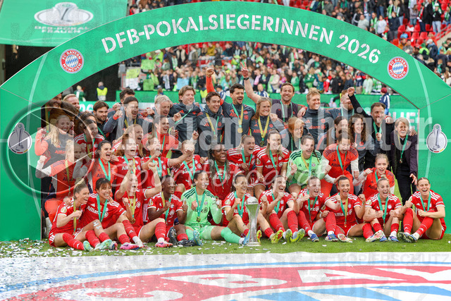 14.05.2026, GER, Fussball, Frauen, DFB-Pokal, Finale, Saison 2025/2026, VfL Wolfsburg - FC Bayern München | die Spielerinnen des FC Bayern München sind DFB-Pokalsiegerinnen 2026