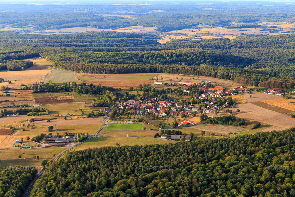 Luftbild: Dorfansicht aus Norden im Ortsteil Fatschenbrunn in Oberaurach im Bundesland Bayern in Deutschland. Foto: IMG_111156.jpg vom 09.09.2018 durch Werner Riehm/FLY-FOTO.de