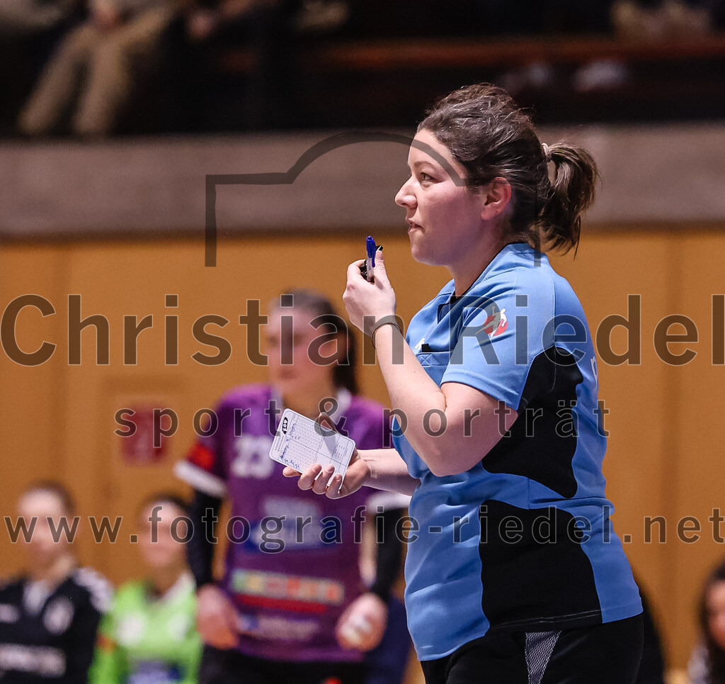 2025-01-11_082_SpVgg_Altenerding_gegen_HF_Scheyern | Erding, Deutschland, 11.01.2025:Handball, Bezirksoberliga Frauen Altbayern 2024 / 2024, 10. Spieltag, SpVgg Altenerding gegen HF Scheyern, Endergebnis: 20:23Schiedsrichterin Simone SchwarzFoto: Christian Riedel / fotografie-riedel.net