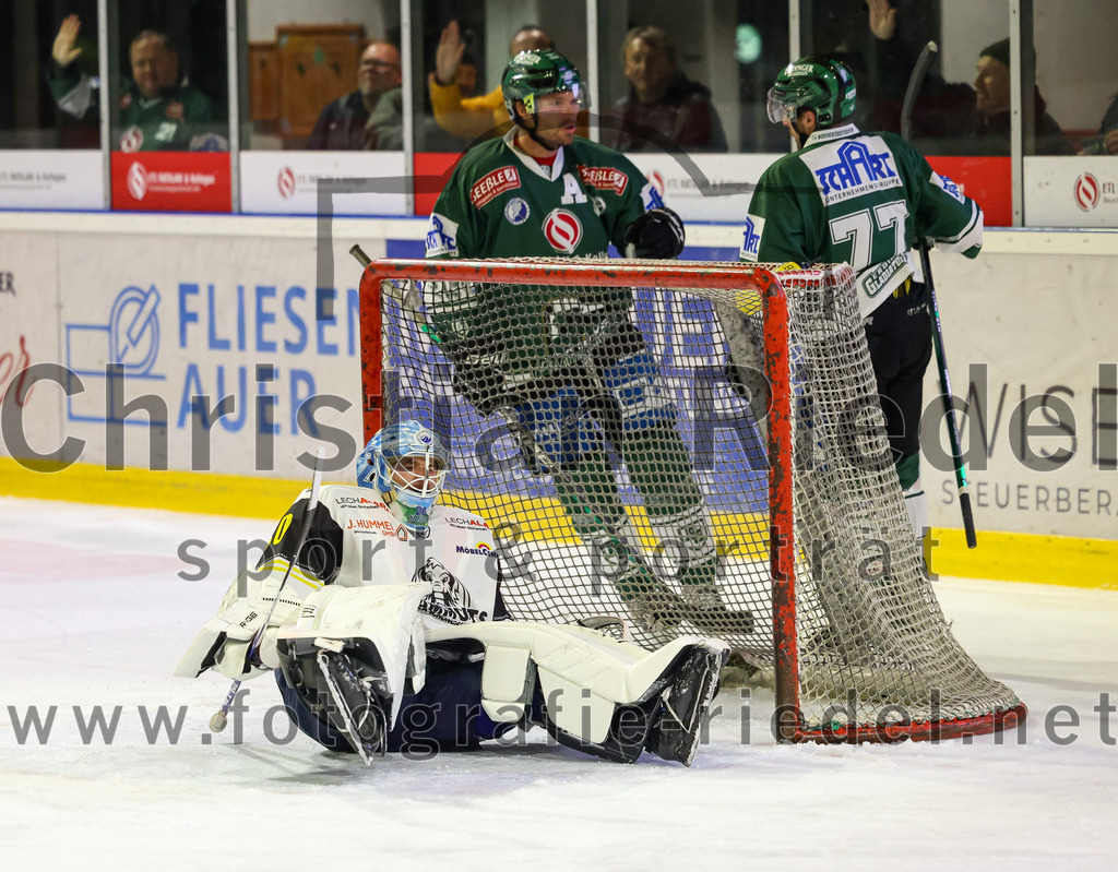2023-11-17_091_TSV_Erding_gegen_EA_Schongau | Erding, Deutschland, 17.11.2023:
Eishockey, Bayernliga Vorrunde 2023 / 2024, 10. Spieltag, TSV Erding gegen EA Schongau, Endergebnis: 12:4

Torwart Xaver Nagel (EA Schongau, #80), Philipp Michl (Erding Gladiators, #77)

Foto: Christian Riedel / fotografie-riedel.net