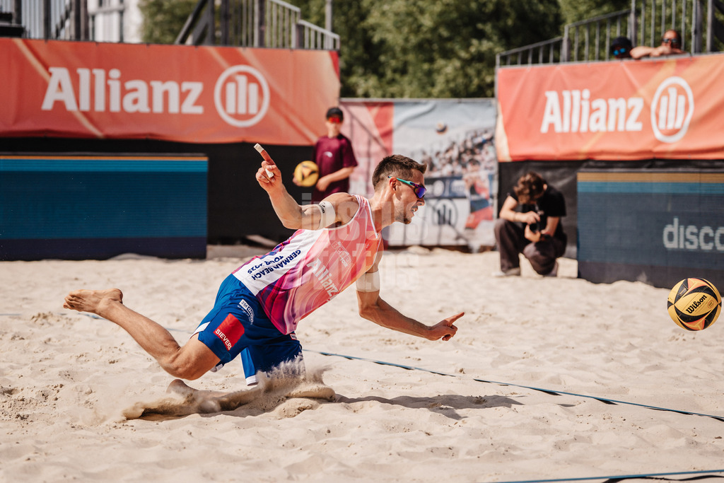 Beachvolleyball | Männer | Allianz German Beach Tour 2025 | Tourstop Bremen | 13.06.2025 | David Poniewaz schaut den Ball ins Aus gehen